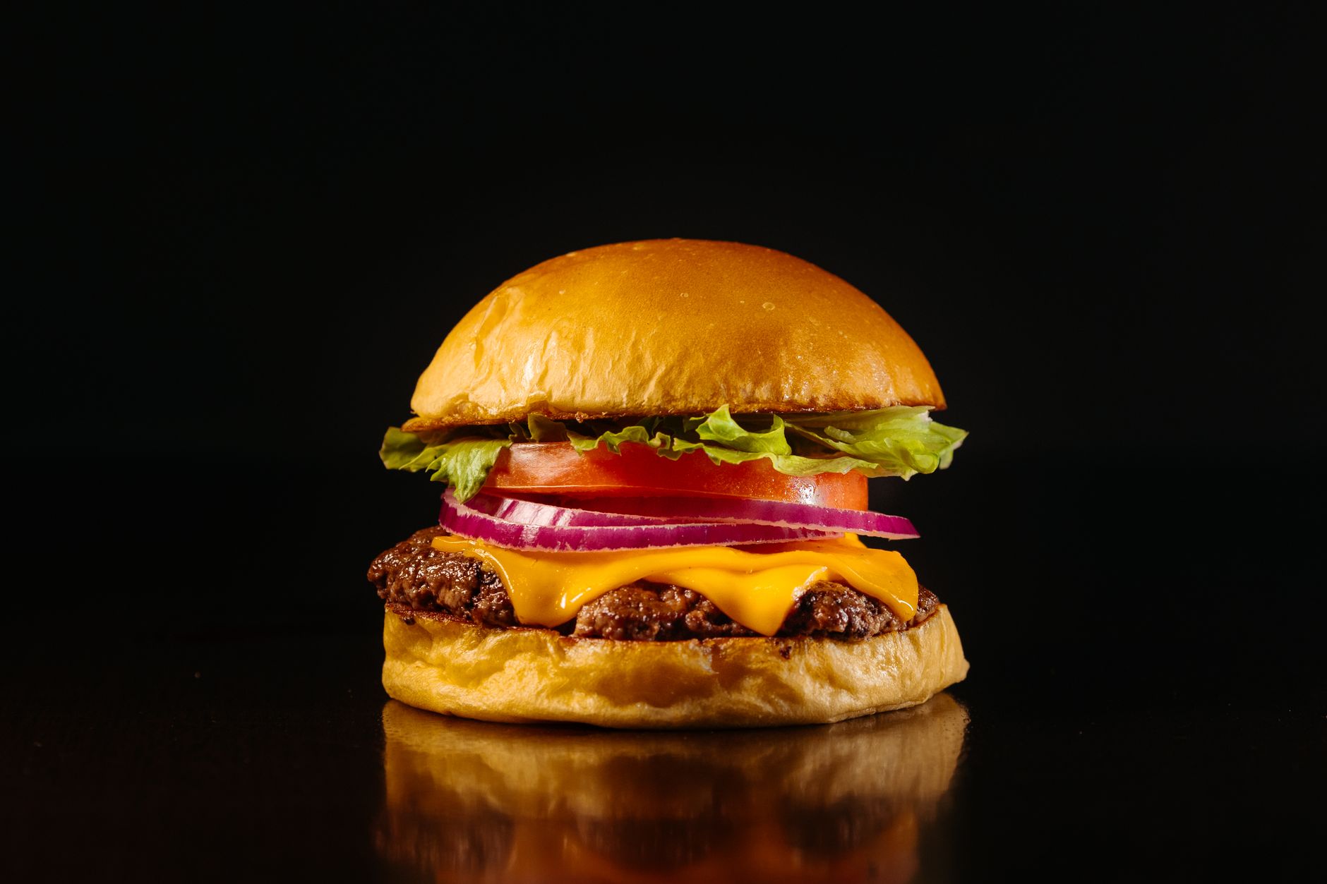 Smash burger artesanal suculento com queijo derretido